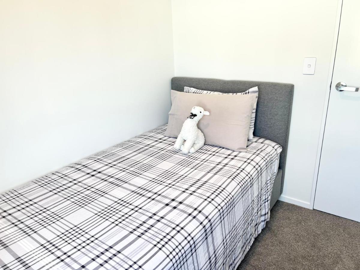 A&J Queen Bedroom-Quiet And Brand New With Reserve View Auckland Buitenkant foto