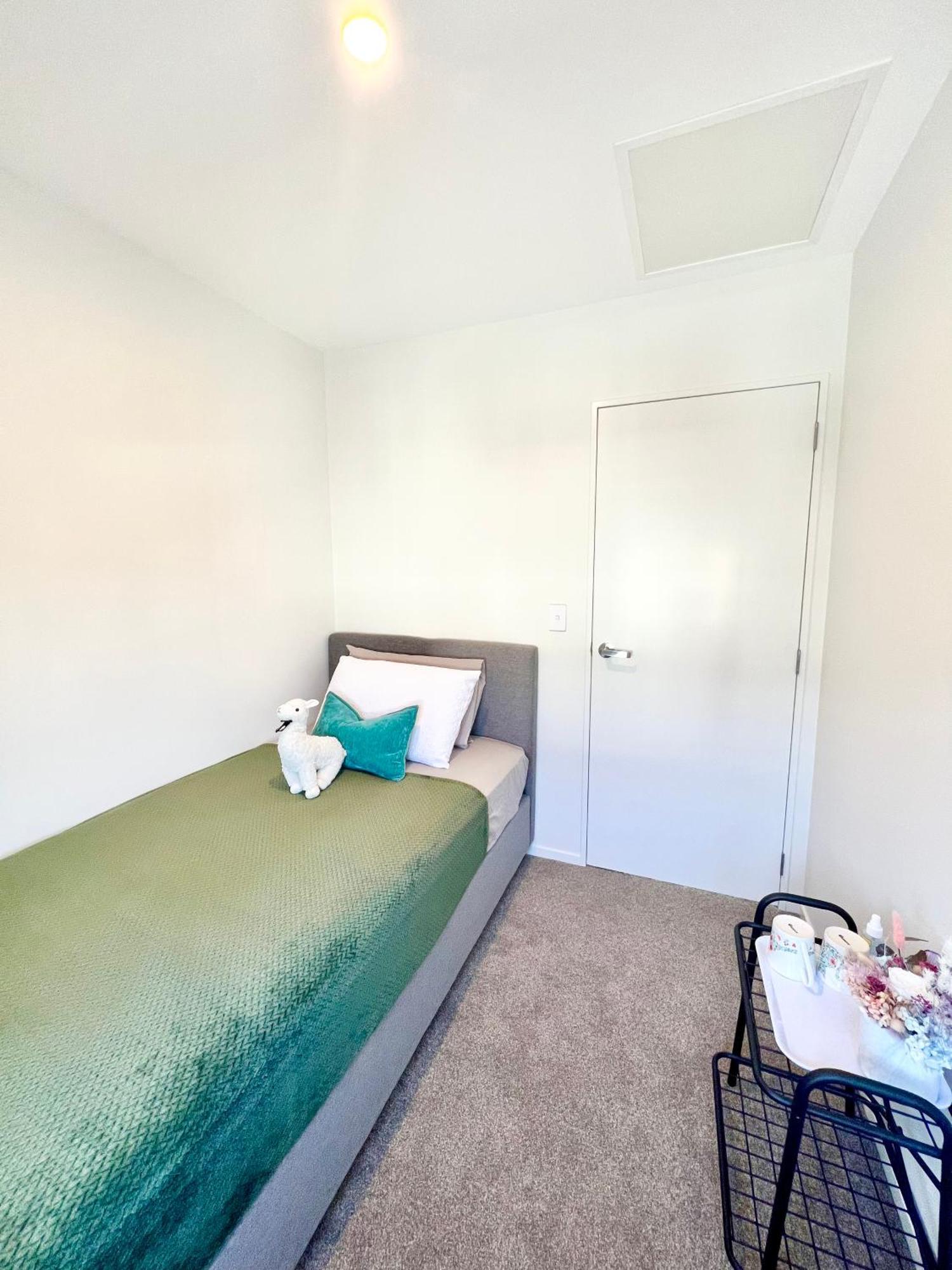 A&J Queen Bedroom-Quiet And Brand New With Reserve View Auckland Buitenkant foto